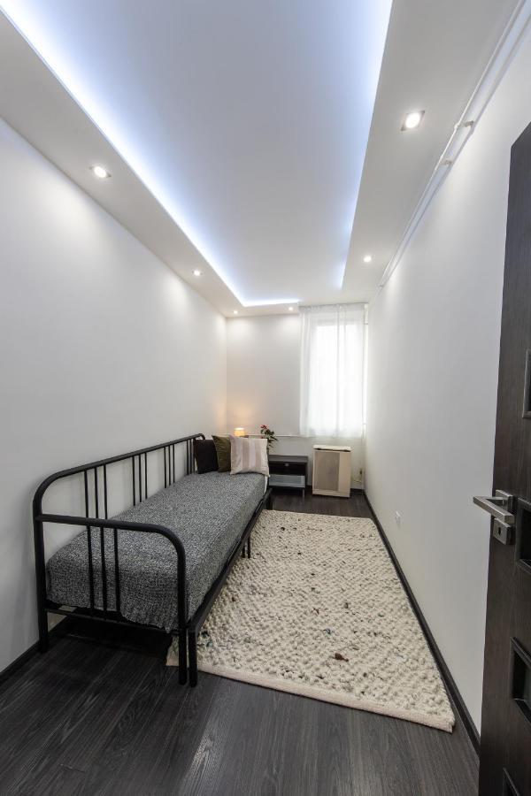 Spacious 3-Room Apartment With Free Parking Boedapest Buitenkant foto