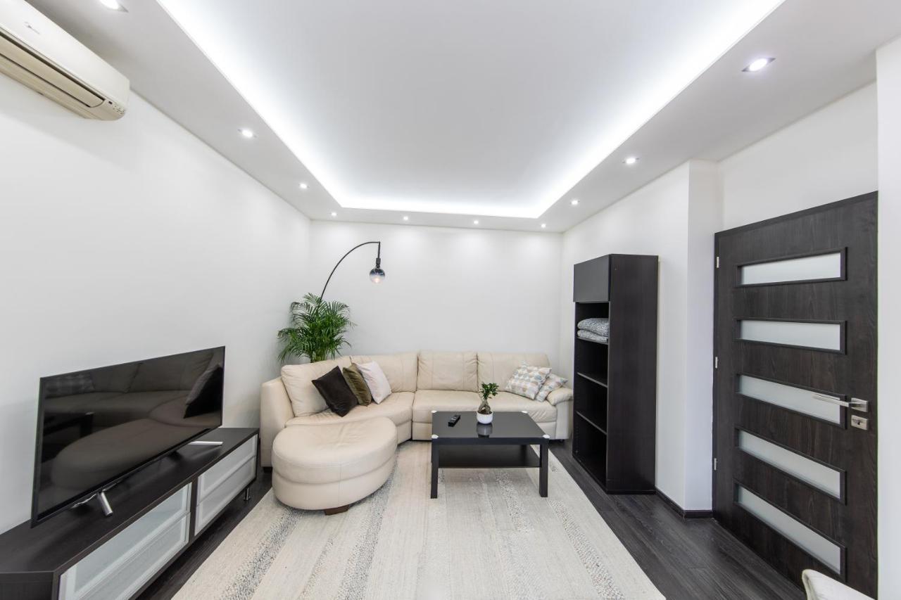 Spacious 3-Room Apartment With Free Parking Boedapest Buitenkant foto
